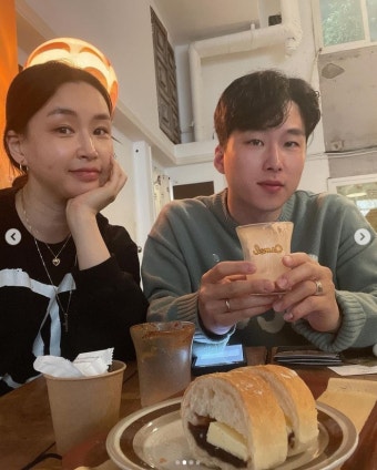 '11세 연하' 배윤정, 남편과 한바탕 싸워놓고 사진 찍을땐 다정하네