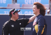 [포토S] 김준태, 원중이 형 머리가 신기해