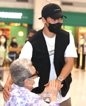 [포토S] 귀국한 황희찬, 할머님과 인사