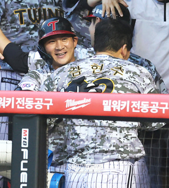 [포토S] '투런포' 오지환, 김현수와 뜨거운 포옹