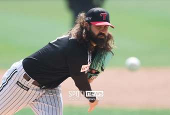 알고보면 MLB 1R 유격수…LG 장발 에이스, 점프캐치로 만든 11승