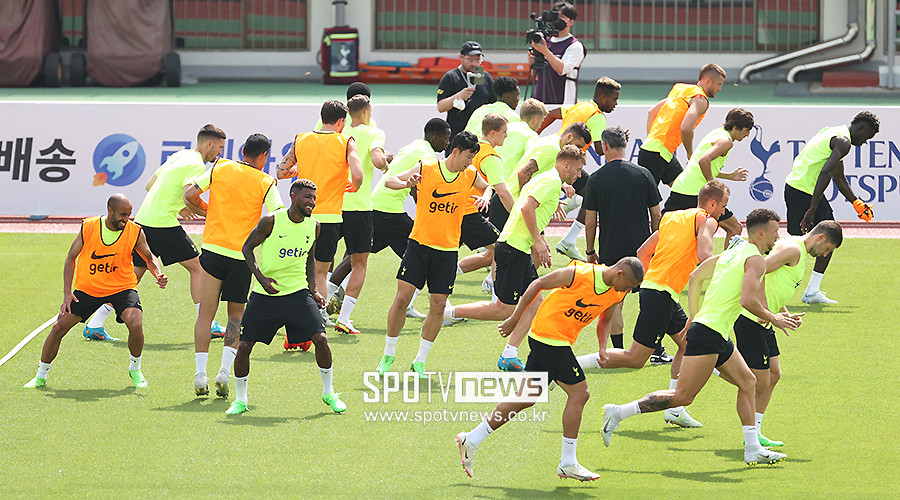 토트넘, 손흥민의 훈련열에 뜨거운 관심…팬들과 소통하는 모습에 감동!