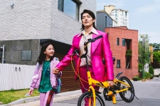 외계+인 김우빈, 아빠는 외계인…최신폰 선물까지 부녀케미 뜨겁네