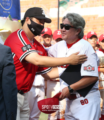 [포토S] 전주고 주창훈 감독, '김의수 감독님 우승 축하드립니다'