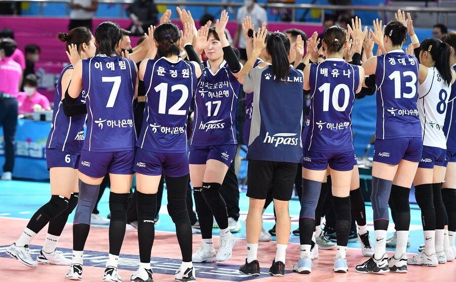 한국도로공사, 흥국생명 꺾고 시즌 첫 연승! 3-0 승리로 3연패 어려움 겪는 흥국생명, 강소휘 13득점 빛내며 한국도로공사 시즌 첫 2연승 달성
