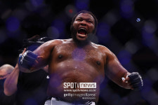 하늘나라 간 아내에게 승리를…크리스 바넷 UFC 대역전승