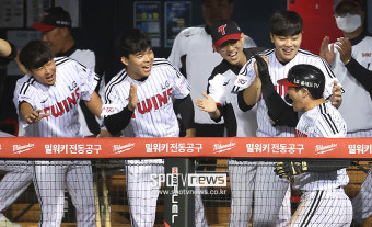 [잠실 게임노트] 오지환 24호 홈런→이민호 11승 LG, 한화 꺾고 2연승, 선두와 2.5G 차
