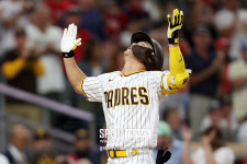 [김하성 게임노트] 韓 2호 10-10 김하성, 10호 홈런 포함 멀티히트…SD, 4연승