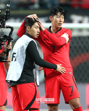 [포토S] 이강인 위로하는 손흥민