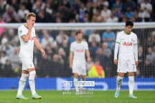 너무 느린 토트넘 중원... 야유까지 나왔다