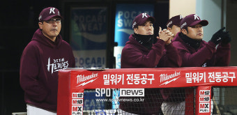 [포토S] 경기 지켜보는 홍원기 감독