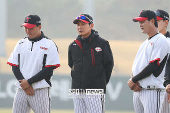 [포토S] 염경엽 감독, 'LG 선수들과 함께'