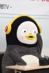 [포토]펭수 음주 해명 기자회견에도 깜찍 포즈는 못 참지