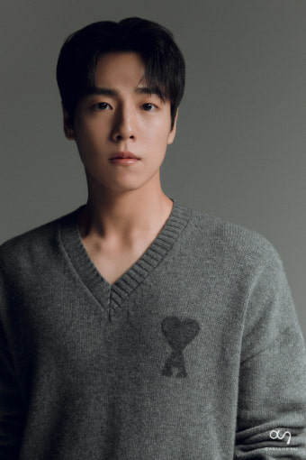 '종이의집'→'영웅' 이현우, 새 프로필 공개…댄디+시크美 철철
