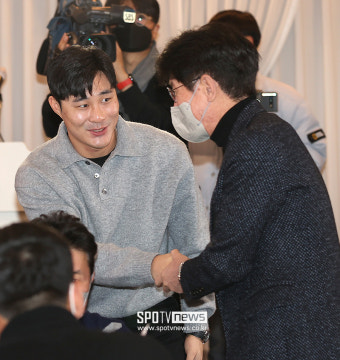 [포토S] 김하성, '이강철 감독님, 열심히 하겠습니다'