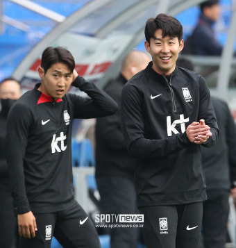 [포토S] 동생들 바라보는 손흥민
