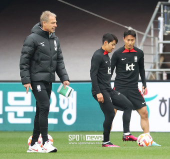 [포토S] 이강인 보는 클린스만 감독