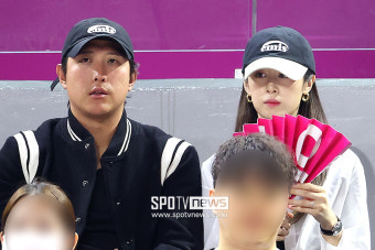 [포토S] 황재균-지연 부부, 커플 모자 쓰고 배구장 나들이