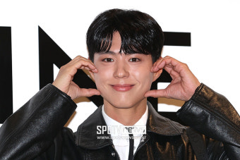 [포토S] 박보검, 양손 볼하트