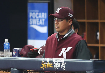 [포토S] 경기 지켜보는 홍원기 감독