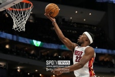 버틀러 42득점 마이애미 대이변 연출, 리그 1위 밀워키 꺾고 PO 2R 진출