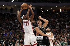 버틀러 42득점 마이애미 대이변 연출, 리그 1위 밀워키 꺾고 PO 2R 진출