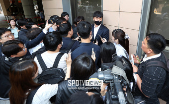 [포토S] '최종 무죄 판결' 이영하, '취재진에 둘러싸여'