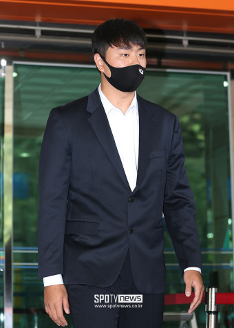 [포토S] 최종 무죄 판결로 법원 나서는 이영하