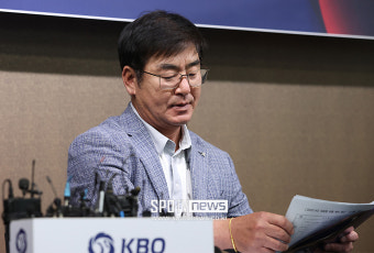[포토S] 명단 바라보는 류중일 감독