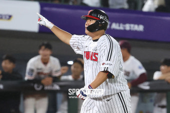 [포토S] 스리런포 날린 김범석