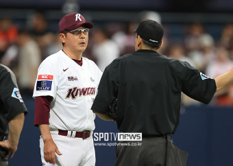 [포토S] 홍원기 감독, '주루방해 아닌가요?'