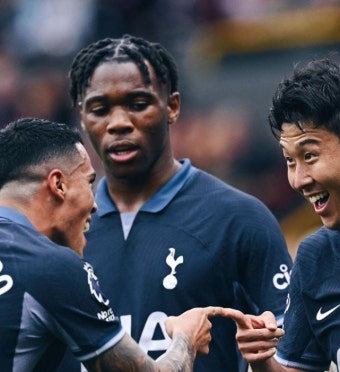 '해트트릭 맨!' 손흥민 향한 동료들의 축하 릴레이...주장의 품격 '증명 중'