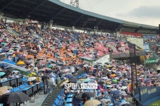 급작스런 폭우 잠실 라이벌전 고대한 2만3750명 바람 못 꺾었다…2시 10분 지연 개시
