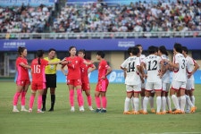 [항저우 NOW] '황당한 퇴장-PK 외면' 여자축구, 북한에 1-4 역전패 '13년 만에 메달 좌절'