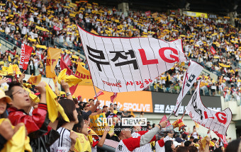 [잠실 게임노트] LG 만원관중 앞 완벽한 대관식…두산에 역전승-120만 관중-6할 승률 사수까지