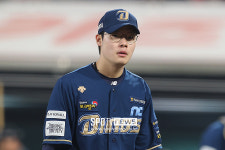 [포토S] 더그아웃 향하는 김영규