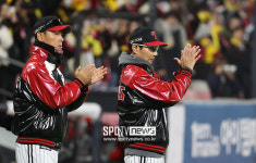 [포토S] 선수들에게 박수 보내는 염경엽 감독