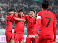 [포토S] 손흥민 바라보는 황의조