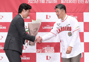 [포토S] 이숭용 감독, '(오)태곤아 반갑다'