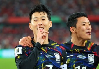 '쉿! 조용' 손흥민, 전반부터 멀티골 폭발…야유만 할 줄 아는 중국에 2-0 승기 잡았다