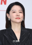 [스토리S] 천재 지휘자 변신 이영애, 52세 나이 믿기지 않는 청초 미모