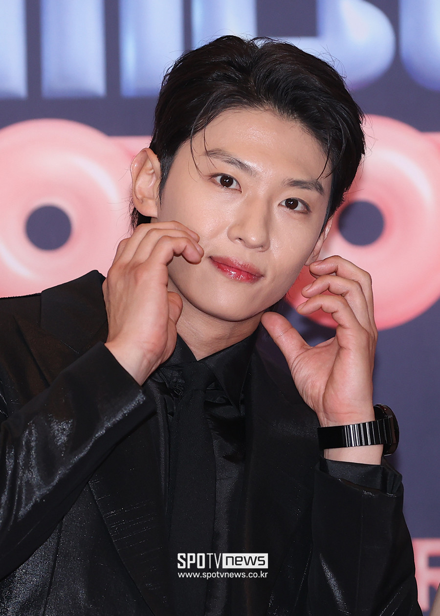 서현진과 덱스, 핑크빛 협업이 화제! 2024 MAMA AWARDS 레드카펫 등장으로 여심 사로잡다