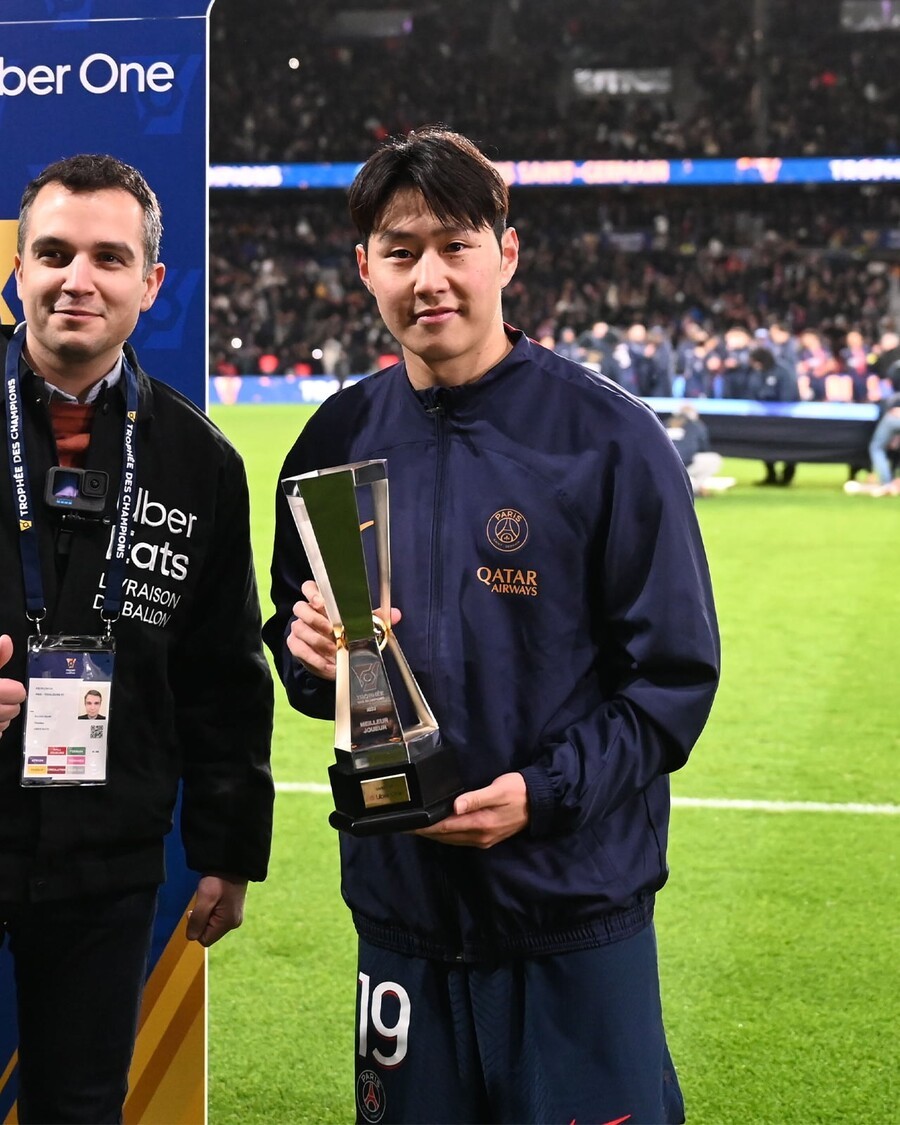 이강인, PSG 소속팀과 함께 프랑스컵 우승 기념 세리머니 보여줘