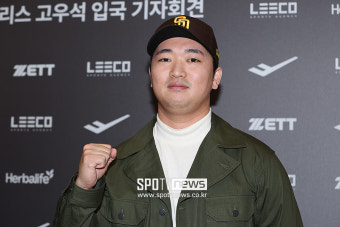 [포토S] 고우석, '샌디에이고 모자 잘 어울리나요?'