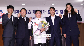 롯데 감독 취임식에 나타난 FA 2+2명, 이제 100-100 듀오에 시선이 쏠린다