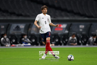 토트넘 수비수 영입 안 끝났다…'190cm 일본 센터백' 영입 추진