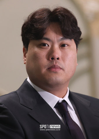 [포토S] 취재진 바라보는 류현진