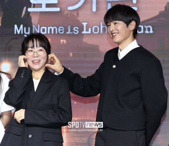 [포토S] 송중기, '김희진 감독 얼굴에 볼하트'