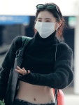 한소희, 추위에도 배꼽 노출…딱 포착된 문신까지 시선집중