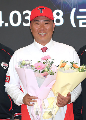 [포토S] 이범호 감독, '꽃미소와 함께'